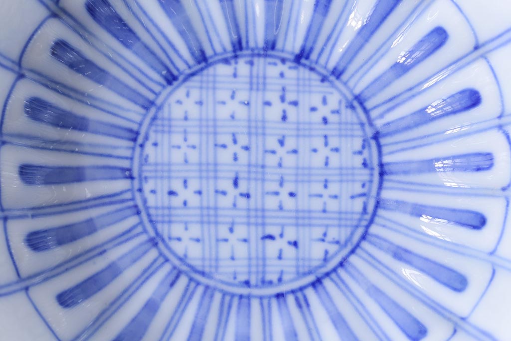 和製アンティーク　江戸期　染付　花の形が魅力的な菊図小鉢(向付、小皿、深皿)2枚セット