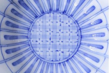 和製アンティーク　江戸期　染付　花の形が魅力的な菊図小鉢(向付、小皿、深皿)2枚セット