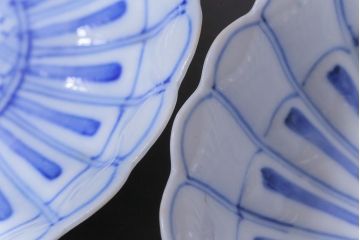 和製アンティーク　江戸期　染付　花の形が魅力的な菊図小鉢(向付、小皿、深皿)2枚セット