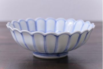 和製アンティーク　江戸期　染付　花の形が魅力的な菊図小鉢(向付、小皿、深皿)2枚セット