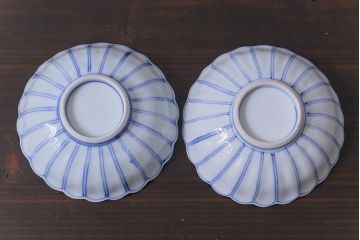 和製アンティーク　江戸期　染付　花の形が魅力的な菊図小鉢(向付、小皿、深皿)2枚セット
