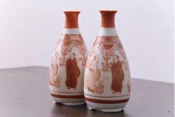 和製アンティーク　九谷焼　赤絵金彩　鮮やかな色と繊細なタッチの徳利(酒入れ、酒器、和食器)2個セット