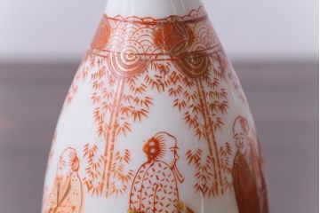 和製アンティーク　九谷焼　赤絵金彩　鮮やかな色と繊細なタッチの徳利(酒入れ、酒器、和食器)2個セット
