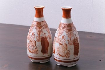 和製アンティーク　九谷焼　赤絵金彩　鮮やかな色と繊細なタッチの徳利(酒入れ、酒器、和食器)2個セット