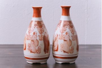 和製アンティーク　九谷焼　赤絵金彩　鮮やかな色と繊細なタッチの徳利(酒入れ、酒器、和食器)2個セット