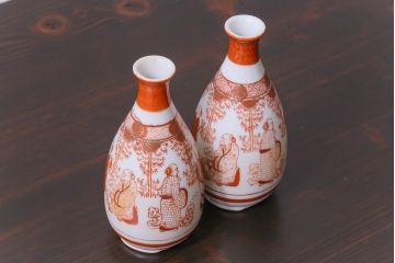 和製アンティーク　九谷焼　赤絵金彩　鮮やかな色と繊細なタッチの徳利(酒入れ、酒器、和食器)2個セット