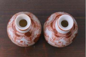 和製アンティーク　九谷焼　赤絵金彩　鮮やかな色と繊細なタッチの徳利(酒入れ、酒器、和食器)2個セット