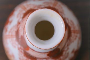 和製アンティーク　九谷焼　赤絵金彩　鮮やかな色と繊細なタッチの徳利(酒入れ、酒器、和食器)2個セット
