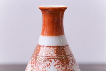 和製アンティーク　九谷焼　赤絵金彩　鮮やかな色と繊細なタッチの徳利(酒入れ、酒器、和食器)2個セット