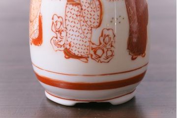 和製アンティーク　九谷焼　赤絵金彩　鮮やかな色と繊細なタッチの徳利(酒入れ、酒器、和食器)2個セット