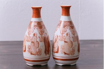和製アンティーク　九谷焼　赤絵金彩　鮮やかな色と繊細なタッチの徳利(酒入れ、酒器、和食器)2個セット