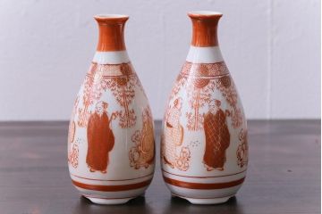 和製アンティーク　九谷焼　赤絵金彩　鮮やかな色と繊細なタッチの徳利(酒入れ、酒器、和食器)2個セット