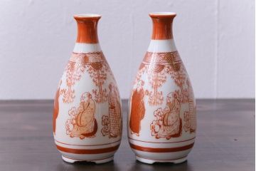 和製アンティーク　九谷焼　赤絵金彩　鮮やかな色と繊細なタッチの徳利(酒入れ、酒器、和食器)2個セット