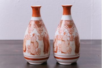 和製アンティーク　九谷焼　赤絵金彩　鮮やかな色と繊細なタッチの徳利(酒入れ、酒器、和食器)2個セット