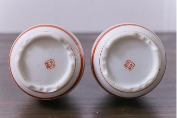 和製アンティーク　九谷焼　赤絵金彩　鮮やかな色と繊細なタッチの徳利(酒入れ、酒器、和食器)2個セット