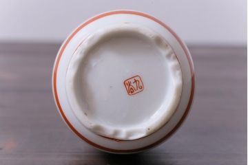 和製アンティーク　九谷焼　赤絵金彩　鮮やかな色と繊細なタッチの徳利(酒入れ、酒器、和食器)2個セット