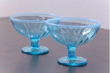 アンティーク雑貨　昭和レトロ　爽やかな色味の乳白暈し氷コップ2個セット(プレスガラス)(1)