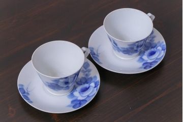 昭和レトロ　戦前　倉知陶器　青いバラがエレガントなカップ&ソーサー2客セット(洋食器)(1)