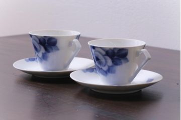 昭和レトロ　戦前　倉知陶器　青いバラがエレガントなカップ&ソーサー2客セット(洋食器)(1)