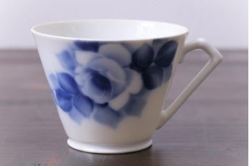 昭和レトロ　戦前　倉知陶器　青いバラがエレガントなカップ&ソーサー2客セット(洋食器)(1)