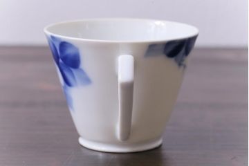 昭和レトロ　戦前　倉知陶器　青いバラがエレガントなカップ&ソーサー2客セット(洋食器)(1)