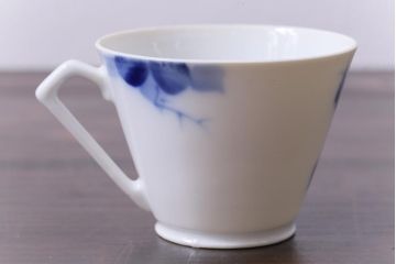 昭和レトロ　戦前　倉知陶器　青いバラがエレガントなカップ&ソーサー2客セット(洋食器)(1)