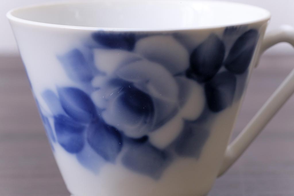 昭和レトロ　戦前　倉知陶器　青いバラがエレガントなカップ&ソーサー2客セット(洋食器)(1)