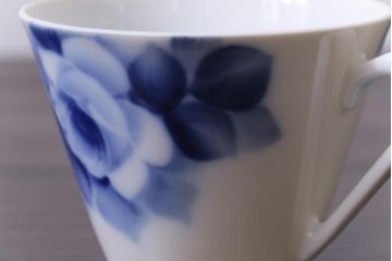 昭和レトロ　戦前　倉知陶器　青いバラがエレガントなカップ&ソーサー2客セット(洋食器)(1)