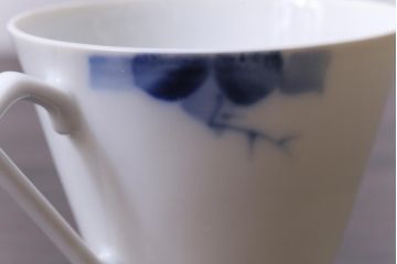 昭和レトロ　戦前　倉知陶器　青いバラがエレガントなカップ&ソーサー2客セット(洋食器)(1)