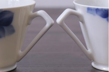 昭和レトロ　戦前　倉知陶器　青いバラがエレガントなカップ&ソーサー2客セット(洋食器)(1)