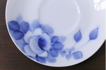 昭和レトロ　戦前　倉知陶器　青いバラがエレガントなカップ&ソーサー2客セット(洋食器)(1)