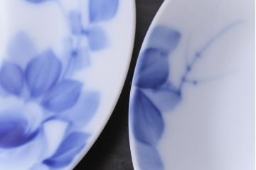昭和レトロ　戦前　倉知陶器　青いバラがエレガントなカップ&ソーサー2客セット(洋食器)(1)