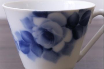 昭和レトロ　戦前　倉知陶器　青いバラがエレガントなカップ&ソーサー2客セット(洋食器)(2)