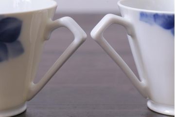 昭和レトロ　戦前　倉知陶器　青いバラがエレガントなカップ&ソーサー2客セット(洋食器)(2)