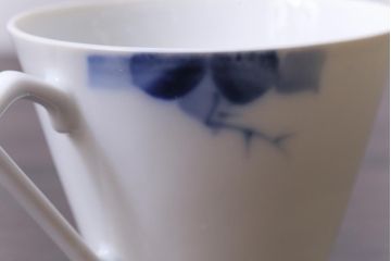 昭和レトロ　戦前　倉知陶器　青いバラがエレガントなカップ&ソーサー2客セット(洋食器)(3)