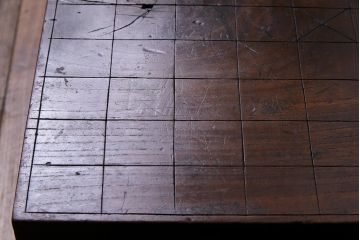アンティーク雑貨　和製アンティーク　総ケヤキ材　極厚　味わい深い佇まいの将棋盤(花台、飾り台)