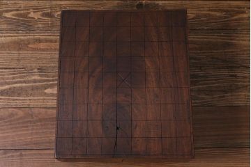 アンティーク雑貨　和製アンティーク　総ケヤキ材　極厚　味わい深い佇まいの将棋盤(花台、飾り台)