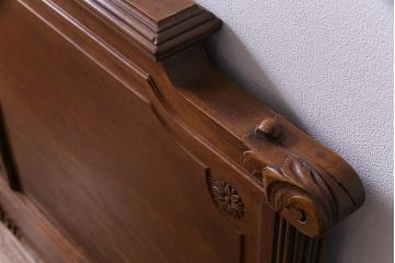 アンティーク家具　フランスアンティーク　花のレリーフが上品な雰囲気を醸し出す木製ベッドフレーム