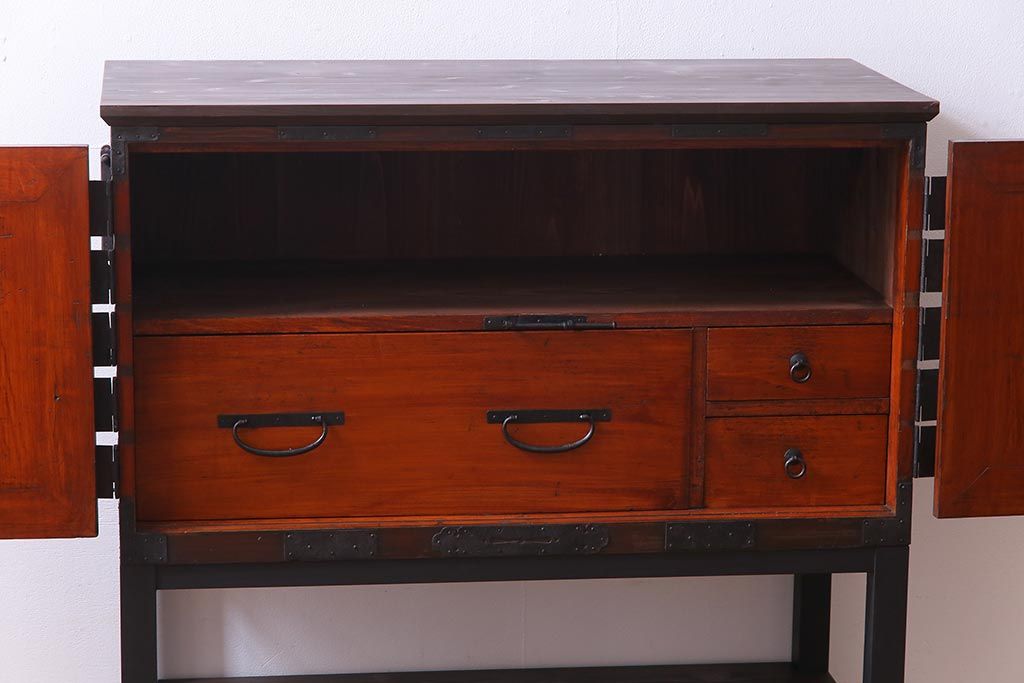 和製アンティーク　リメイク家具　前面ヒノキ材　重厚な雰囲気漂う脚付き箪笥サイドボード(収納棚、時代箪笥)