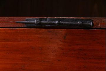 和製アンティーク　リメイク家具　前面ヒノキ材　重厚な雰囲気漂う脚付き箪笥サイドボード(収納棚、時代箪笥)