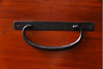 和製アンティーク　リメイク家具　前面ヒノキ材　重厚な雰囲気漂う脚付き箪笥サイドボード(収納棚、時代箪笥)