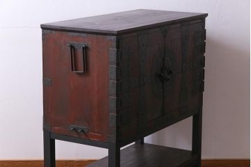 和製アンティーク　リメイク家具　前面ヒノキ材　重厚な雰囲気漂う脚付き箪笥サイドボード(収納棚、時代箪笥)