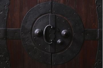 和製アンティーク　リメイク家具　前面ヒノキ材　重厚な雰囲気漂う脚付き箪笥サイドボード(収納棚、時代箪笥)