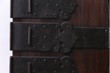 和製アンティーク　リメイク家具　前面ヒノキ材　重厚な雰囲気漂う脚付き箪笥サイドボード(収納棚、時代箪笥)