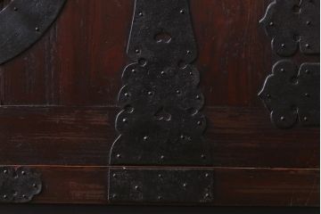 和製アンティーク　リメイク家具　前面ヒノキ材　重厚な雰囲気漂う脚付き箪笥サイドボード(収納棚、時代箪笥)