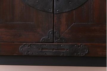 和製アンティーク　リメイク家具　前面ヒノキ材　重厚な雰囲気漂う脚付き箪笥サイドボード(収納棚、時代箪笥)