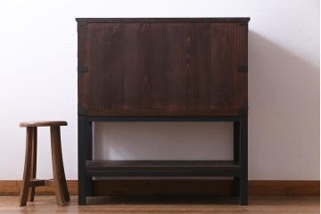 和製アンティーク　リメイク家具　前面ヒノキ材　重厚な雰囲気漂う脚付き箪笥サイドボード(収納棚、時代箪笥)