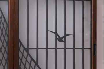 ラフジュ工房オリジナル　干し網・投げ網組子の書院戸をリメイクした収納棚(戸棚)