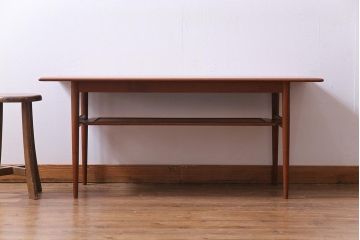 ヴィンテージ家具　北欧ビンテージ　デンマーク　チーク材　スリムな脚がおしゃれな棚付きセンターテーブル
