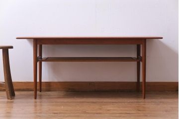 ヴィンテージ家具　北欧ビンテージ　デンマーク　チーク材　スリムな脚がおしゃれな棚付きセンターテーブル